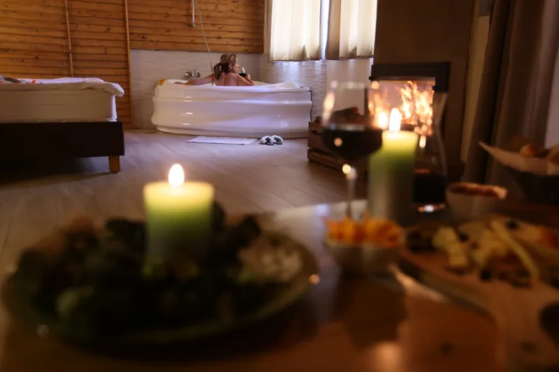 A spacious suite with the spa bath for 2 persons with 1 cosy king size bed each, jacuzzi, a chimney, floor heating, one bathroom, an equipped kitchen, and a balcony with amazing view of the faraya mou